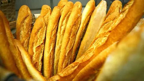 Barras de pan en una panadería Barras de pan en una panadería