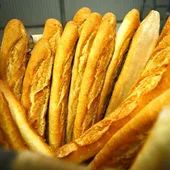 Barras de pan en una panadería Barras de pan en una panadería