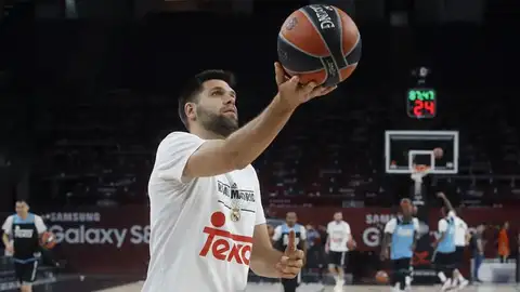 El capitán del Real Madrid, Felipe Reyes, en su entrenamiento en la cancha de la Final Four. El capitán del Real Madrid, Felipe Reyes, en su entrenamiento en la cancha de la Final Four.