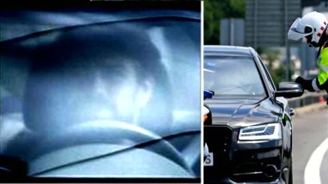 Piqu&eacute;, con un Mosso d' Esquadra