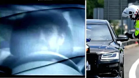 Piqué, con un Mosso d' Esquadra Piqué, con un Mosso d' Esquadra