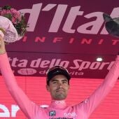 Tom Dumoulin celebra su victoria de etapa en el podio (archivo)