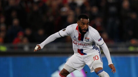 Lacazette controla un bal&oacute;n durante un partido con el Lyon