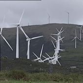 Frame 18.433891 de: Muras paga la factura de la luz a sus vecinos con los beneficios de los parques eólicos instalados en el pueblo