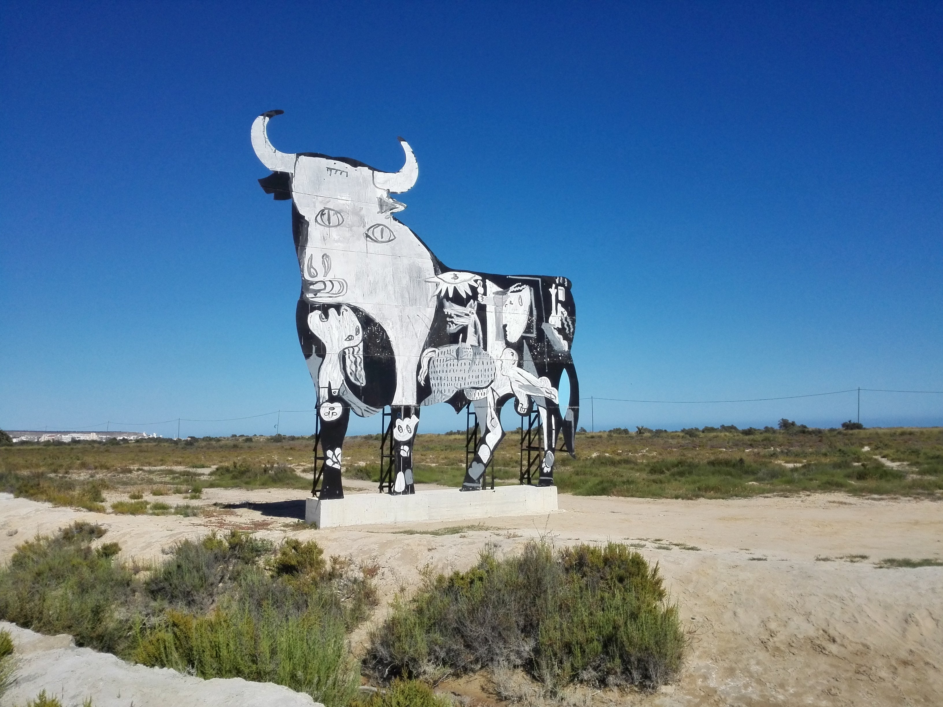 Pintan el toro de Osborne de Santa Pola con motivos del Guernica de Picasso Pintan el toro de Osborne de Santa Pola con motivos del Guernica de Picasso