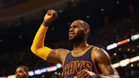 LeBron James celebra la victoria con los Cavaliers