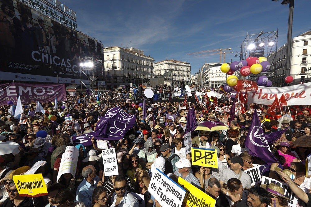 Miles de personas secundan en Sol la moción de censura de Podemos Miles de personas secundan en Sol la moción de censura de Podemos