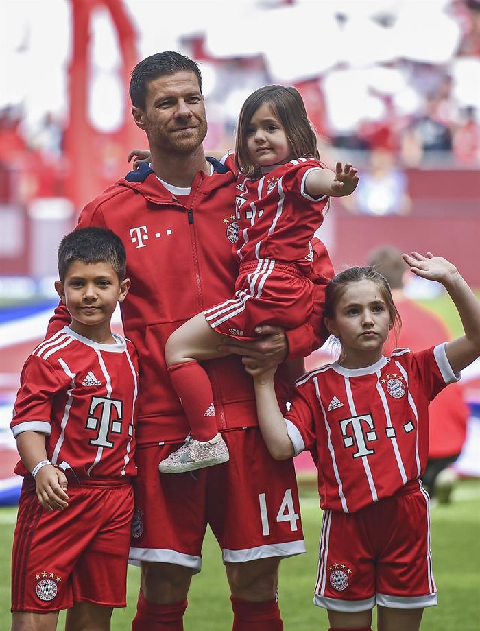 Javier Ares: "Da envidia ver los homenajes que han hecho a Xabi Alonso y Lahm en Alemania" Javier Ares: "Da envidia ver los homenajes que han hecho a Xabi Alonso y Lahm en Alemania"