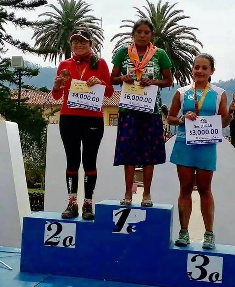 Una mujer tarahumara gana una ultramaratón corriendo con sandalias y falda Una mujer tarahumara gana una ultramaratón corriendo con sandalias y falda