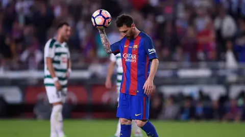 Leo Messi coge el balón tras marcar con el Barcelona Leo Messi coge el balón tras marcar con el Barcelona