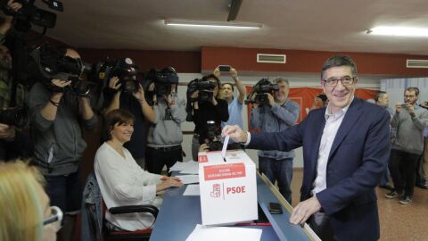 Patxi L&oacute;pez vota en las primarias del PSOE