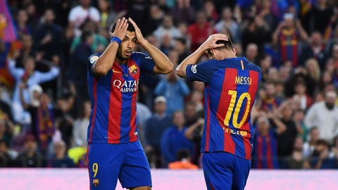 Luis Su&aacute;rez y Leo Messi se lamentan