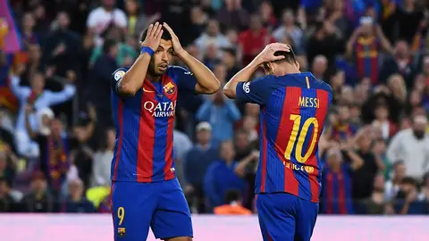 Luis Suárez y Leo Messi se lamentan Luis Suárez y Leo Messi se lamentan