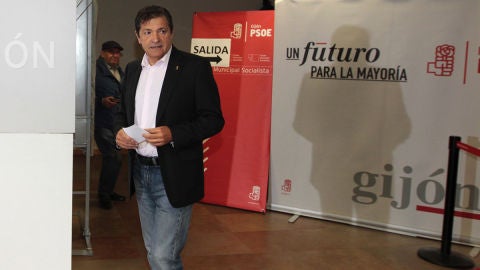 Javier Fern&aacute;ndez vota en las primarias del PSOE en Gij&oacute;n