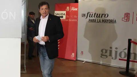 Javier Fernández vota en las primarias del PSOE en Gijón Javier Fernández vota en las primarias del PSOE en Gijón