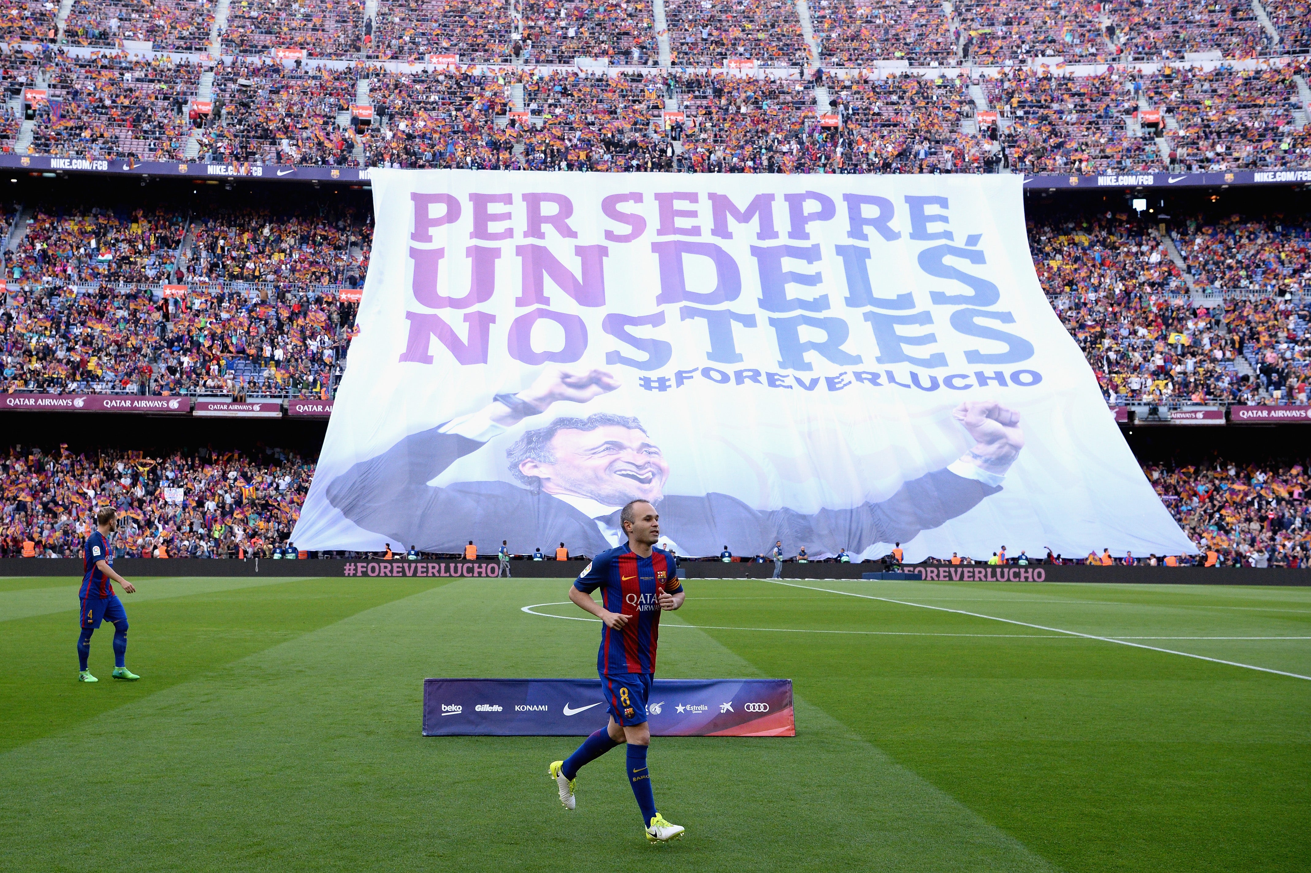 El Camp Nou homenajea a Luis Enrique: "Para siempre uno de los nuestros" El Camp Nou homenajea a Luis Enrique: "Para siempre uno de los nuestros"