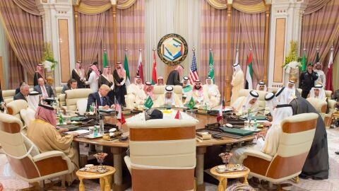 El presidente estadounidense, Donald Trump, se ha dirigido a 55 l&iacute;deres de pa&iacute;ses musulmanes, a los que pidi&oacute; que expulsen a los extremistas de sus tierras y se unan a EEUU