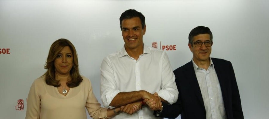 Susana Díaz y Patxi López posan junto a Pedro Sánchez tras su victoria en las primarias del PSOE Susana Díaz y Patxi López posan junto a Pedro Sánchez tras su victoria en las primarias del PSOE
