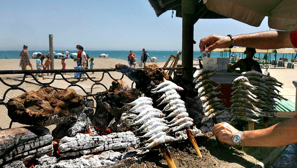 Comienzan los aportes de arena en las playas de Málaga de cara a la temporada de verano Comienzan los aportes de arena en las playas de Málaga de cara a la temporada de verano