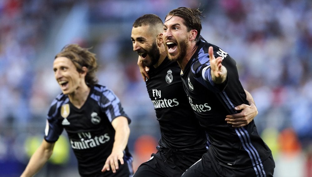 Los jugadores del Real Madrid celebran la victoria