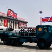 Un vehículo militar con dos misiles a bordo participa en un desfile en Pionyang 