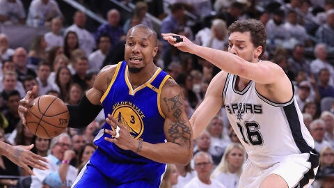 Pau Gasol intenta defender a David West