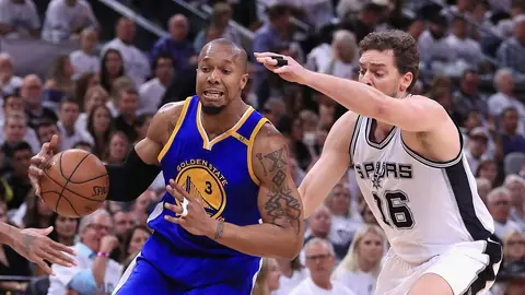 Pau Gasol intenta defender a David West Pau Gasol intenta defender a David West