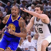 Pau Gasol intenta defender a David West Pau Gasol intenta defender a David West