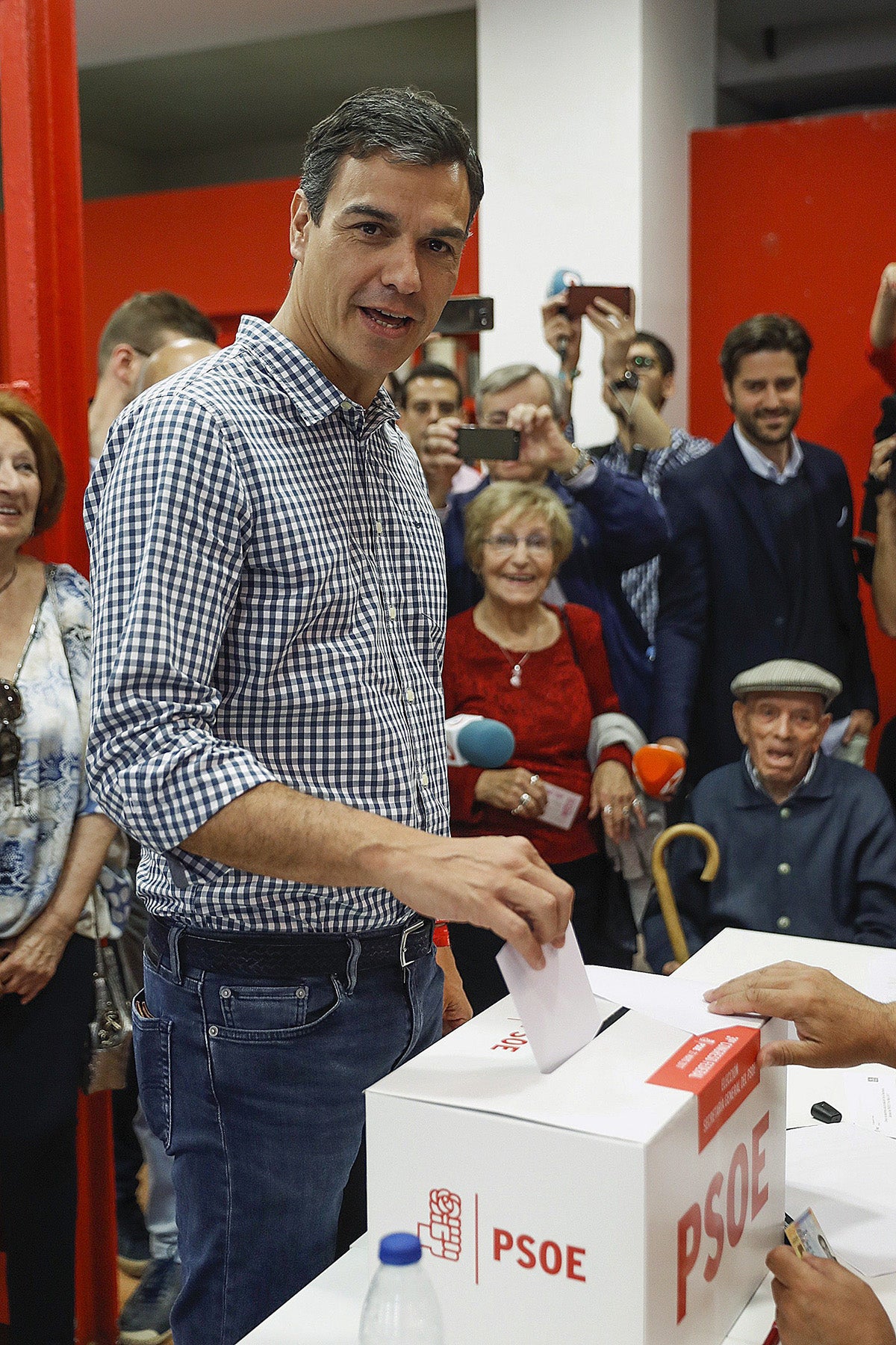 Pedro Sánchez: "Hoy es el día de los afiliados y mañana es el día de la unidad" Pedro Sánchez: "Hoy es el día de los afiliados y mañana es el día de la unidad"