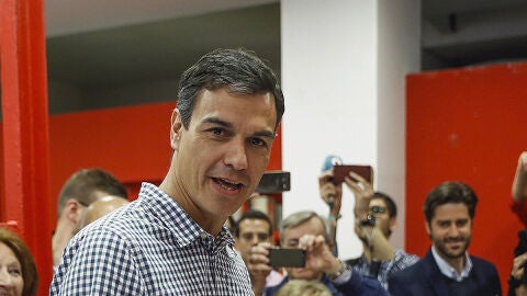 Pedro S&aacute;nchez vota en Pozuelo, Madrid