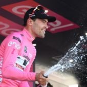 Bob Jungels celebra su triunfo de etapa en el Giro