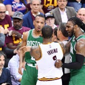 Irving y Bradley se encaran durante un momento del Cavs - Celtics