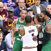 Irving y Bradley se encaran durante un momento del Cavs - Celtics Irving y Bradley se encaran durante un momento del Cavs - Celtics