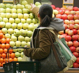 Una joven compra en el supermercado Una joven compra en el supermercado