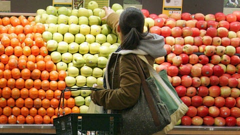 Una joven compra en el supermercado.