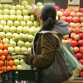 Una joven compra en el supermercado.
