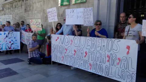 Padres ante la sede de la Junta protestando por la supresión de líneas en infantil Padres ante la sede de la Junta protestando por la supresión de líneas en infantil