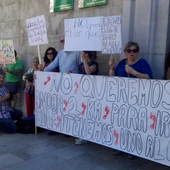 Padres ante la sede de la Junta protestando por la supresión de líneas en infantil Padres ante la sede de la Junta protestando por la supresión de líneas en infantil
