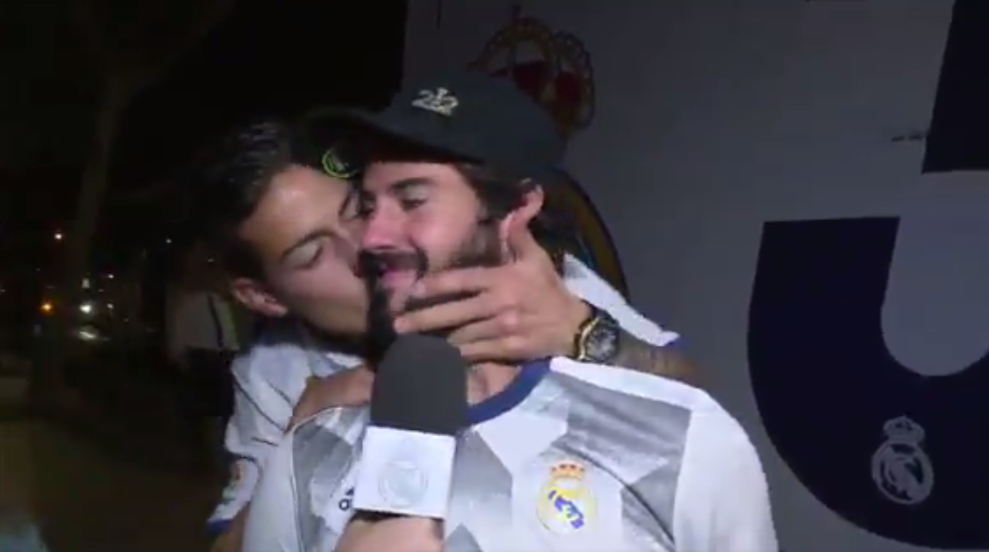 El beso de James a Isco durante la celebración del Real Madrid: "Este es el más grande" El beso de James a Isco durante la celebración del Real Madrid: "Este es el más grande"