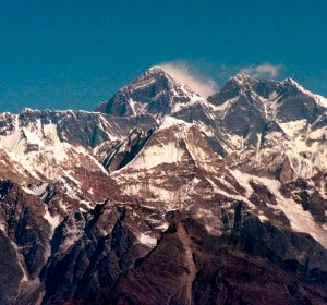 Fotografía de la cordillera himalaya y el Monte Everest, la montaña más alta de la Tierra Fotografía de la cordillera himalaya y el Monte Everest, la montaña más alta de la Tierra