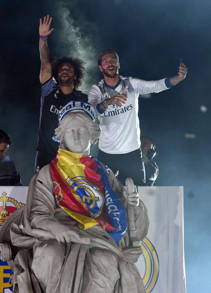 Madrugada blanca en Cibeles: el Real Madrid festeja su Liga número 33 con decenas de miles de aficionados Madrugada blanca en Cibeles: el Real Madrid festeja su Liga número 33 con decenas de miles de aficionados