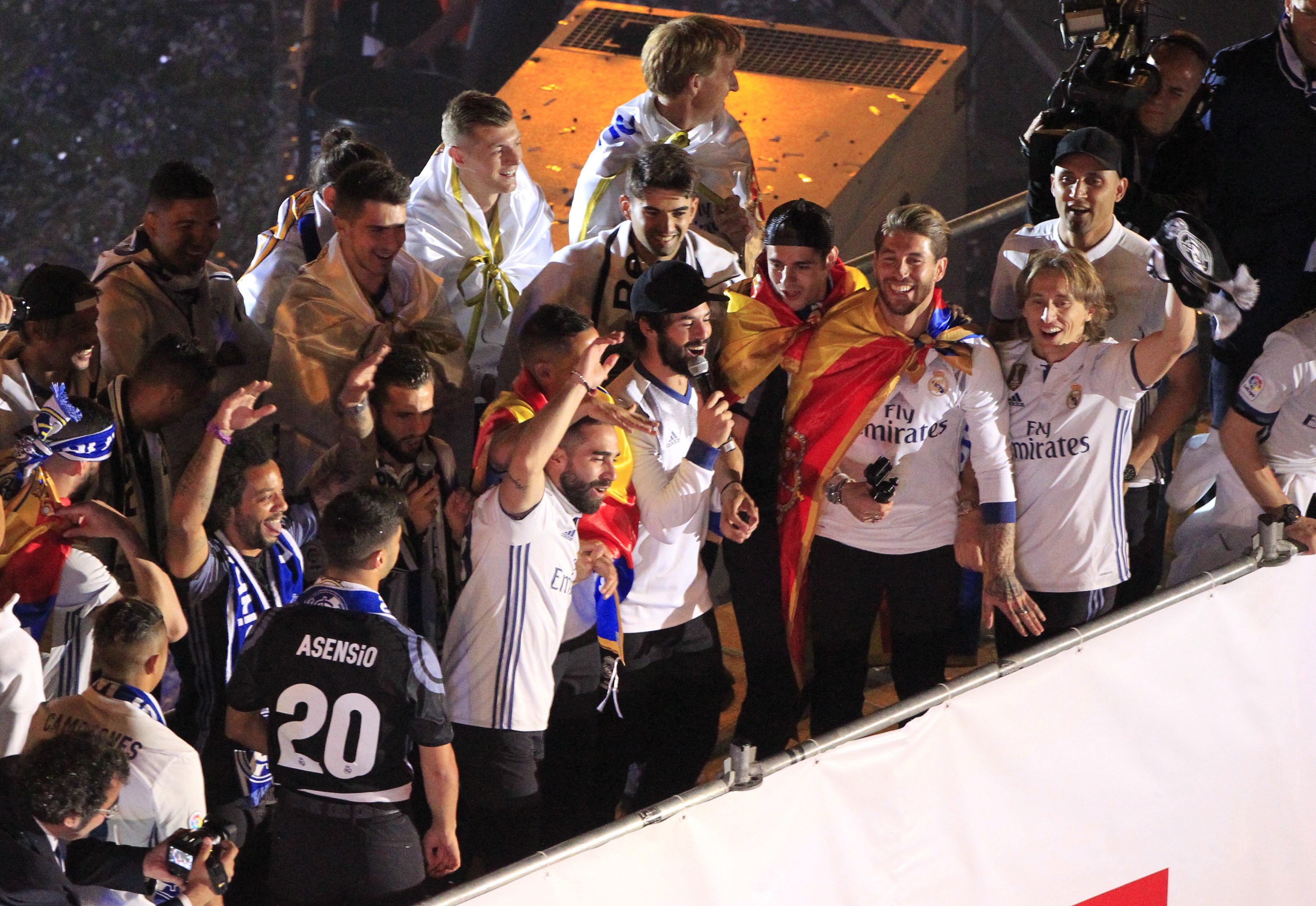El Real Madrid celebra la Liga ante miles de aficionados en Cibeles El Real Madrid celebra la Liga ante miles de aficionados en Cibeles