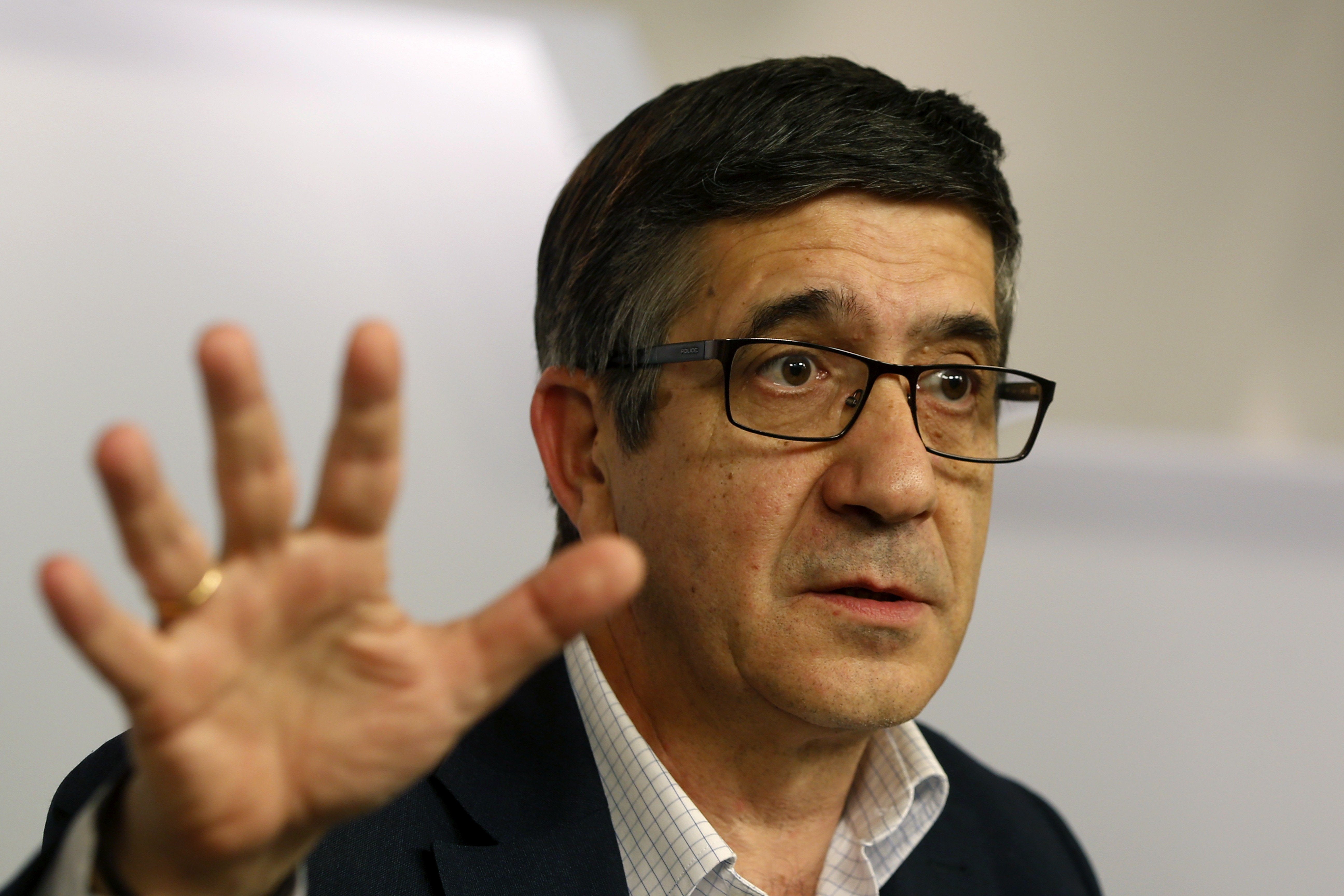 Patxi López: "La democracia ha sido secuestrada por los independentistas en el Parlament de Cataluña" Patxi López: "La democracia ha sido secuestrada por los independentistas en el Parlament de Cataluña"