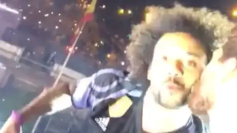 Sergio Ramos besa a Marcelo Sergio Ramos besa a Marcelo