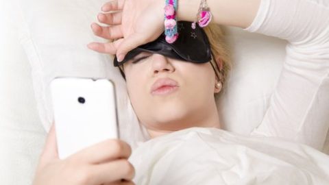 Mirar el m&oacute;vil durmiendo
