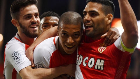 Mbapp&eacute; celebra un gol junto a sus compa&ntilde;eros