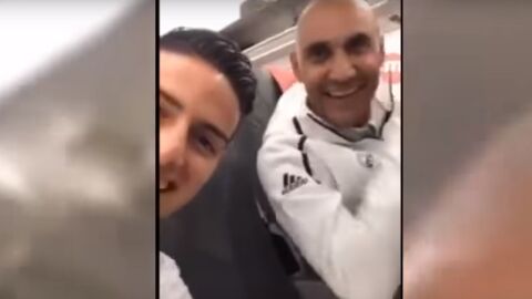 James Rodr&iacute;guez, junto a Keylor Navas en el avi&oacute;n de vuelta a Madrid
