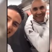 James Rodríguez, junto a Keylor Navas en el avión de vuelta a Madrid