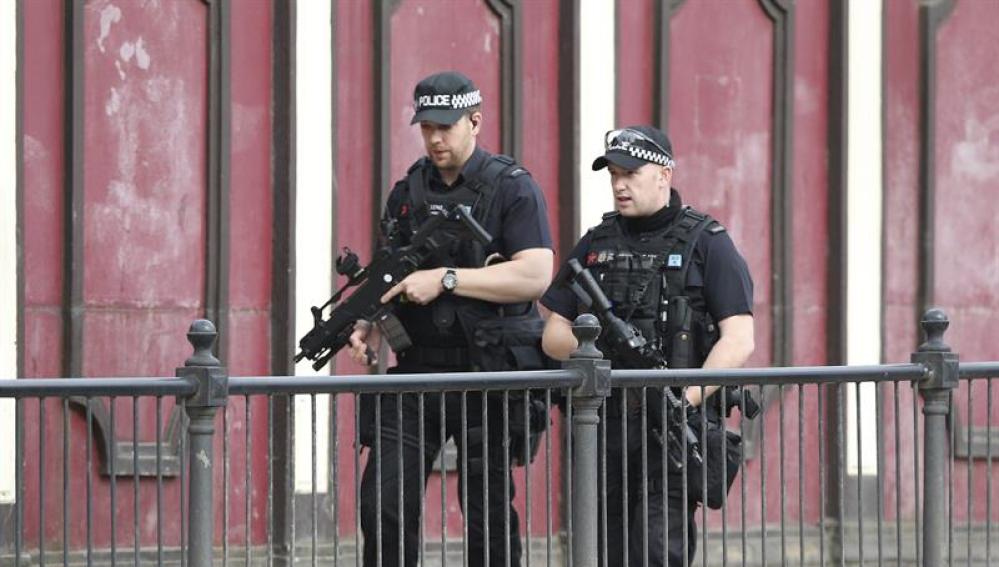 Policías patrullan los alrededores del Manchester Arena