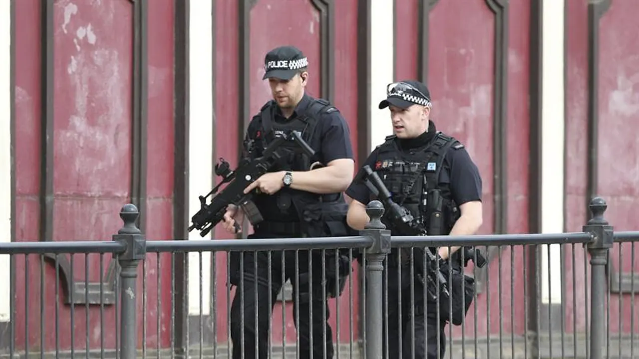 Policías patrullan los alrededores del Manchester Arena